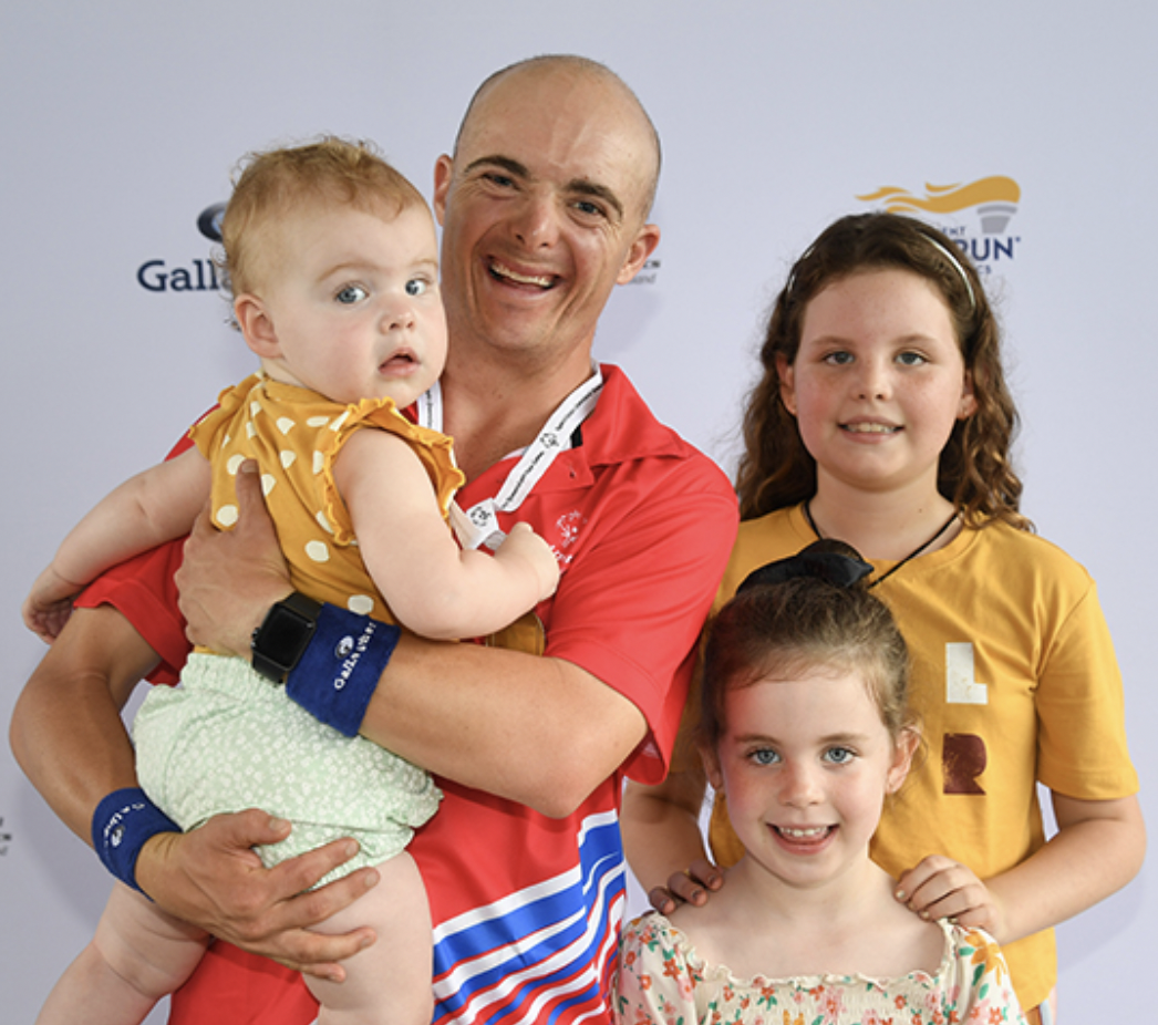 TIM GOULD PICTURED WITH HIS 4 CHILDREN.